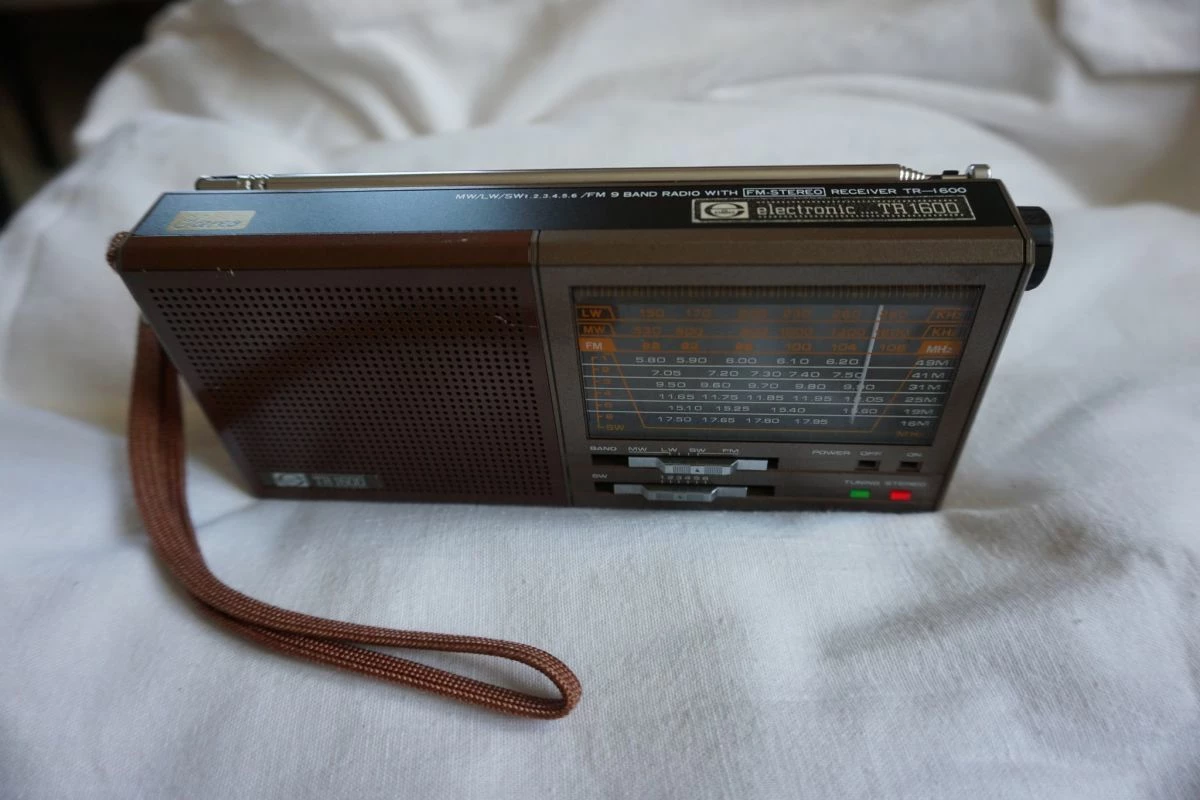 Vendora Electronic TR 1600. MW/LW/SW1...6/FM 9-Band Radio With Stereo Receiver, LED-Anzeigen Μικρό ραδιόφωνο, σε πάρα πολύ καλή κατάσταση. Πλήρες λειτουργικό. 9 Vendora Electronic TR 1600. MW/LW/SW1...6/FM 9-Band Radio With Stereo Receiver, LED-Anzeigen Μικρό ραδιόφωνο, σε πάρα πολύ καλή κατάσταση. Πλήρες λειτουργικό. - Image 7