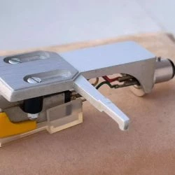 Vendora ΚΕΦΑΛΗ και ΒΕΛΟΝΑ για Πικ-Απ AKAI μεταχειρισμένα σε άριστη κατάσταση και λειτουργία. Κωδ κεφαλης PC-90 - Κωδ Βελόνας AKAI RS-90. Πωλούνται ΠΑΚΕΤΟ.