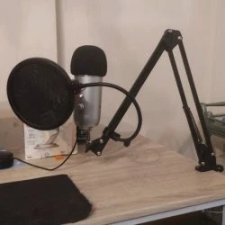 Vendora Blue Yeti Microphone With Stand μόνο 70 ευρώ από 160 ευρώ όλα μαζί μικροφωνο και βάση και καλοδιο