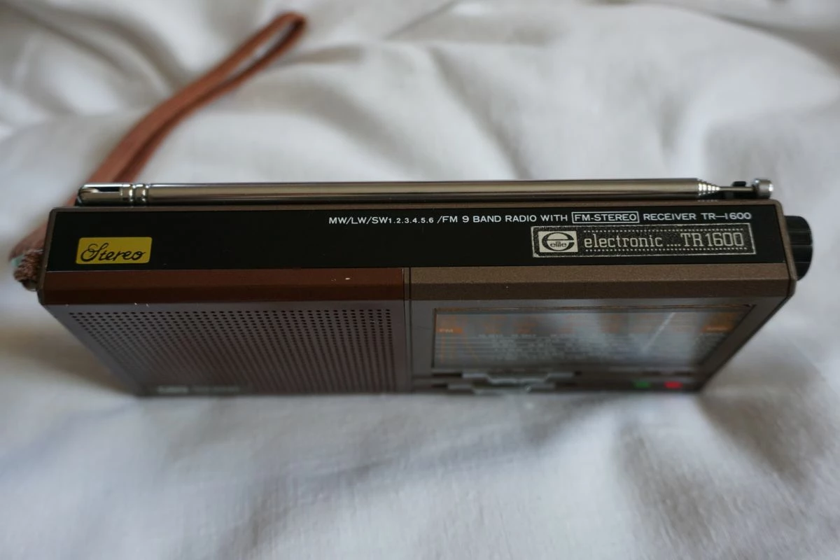 Vendora Electronic TR 1600. MW/LW/SW1...6/FM 9-Band Radio With Stereo Receiver, LED-Anzeigen Μικρό ραδιόφωνο, σε πάρα πολύ καλή κατάσταση. Πλήρες λειτουργικό. 11 Vendora Electronic TR 1600. MW/LW/SW1...6/FM 9-Band Radio With Stereo Receiver, LED-Anzeigen Μικρό ραδιόφωνο, σε πάρα πολύ καλή κατάσταση. Πλήρες λειτουργικό. - Image 9