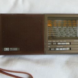 Vendora Electronic TR 1600. MW/LW/SW1...6/FM 9-Band Radio With Stereo Receiver, LED-Anzeigen Μικρό ραδιόφωνο, σε πάρα πολύ καλή κατάσταση. Πλήρες λειτουργικό. 16 Vendora Electronic TR 1600. MW/LW/SW1...6/FM 9-Band Radio With Stereo Receiver, LED-Anzeigen Μικρό ραδιόφωνο, σε πάρα πολύ καλή κατάσταση. Πλήρες λειτουργικό. -Vendora shop 3da96e06c205b284086559c6ab7da46d955db81c xl