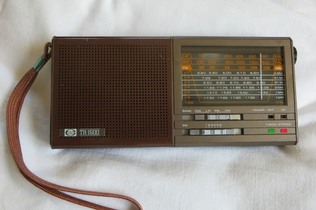 Vendora Electronic TR 1600. MW/LW/SW1...6/FM 9-Band Radio With Stereo Receiver, LED-Anzeigen Μικρό ραδιόφωνο, σε πάρα πολύ καλή κατάσταση. Πλήρες λειτουργικό. 6 Vendora Electronic TR 1600. MW/LW/SW1...6/FM 9-Band Radio With Stereo Receiver, LED-Anzeigen Μικρό ραδιόφωνο, σε πάρα πολύ καλή κατάσταση. Πλήρες λειτουργικό. - Image 4