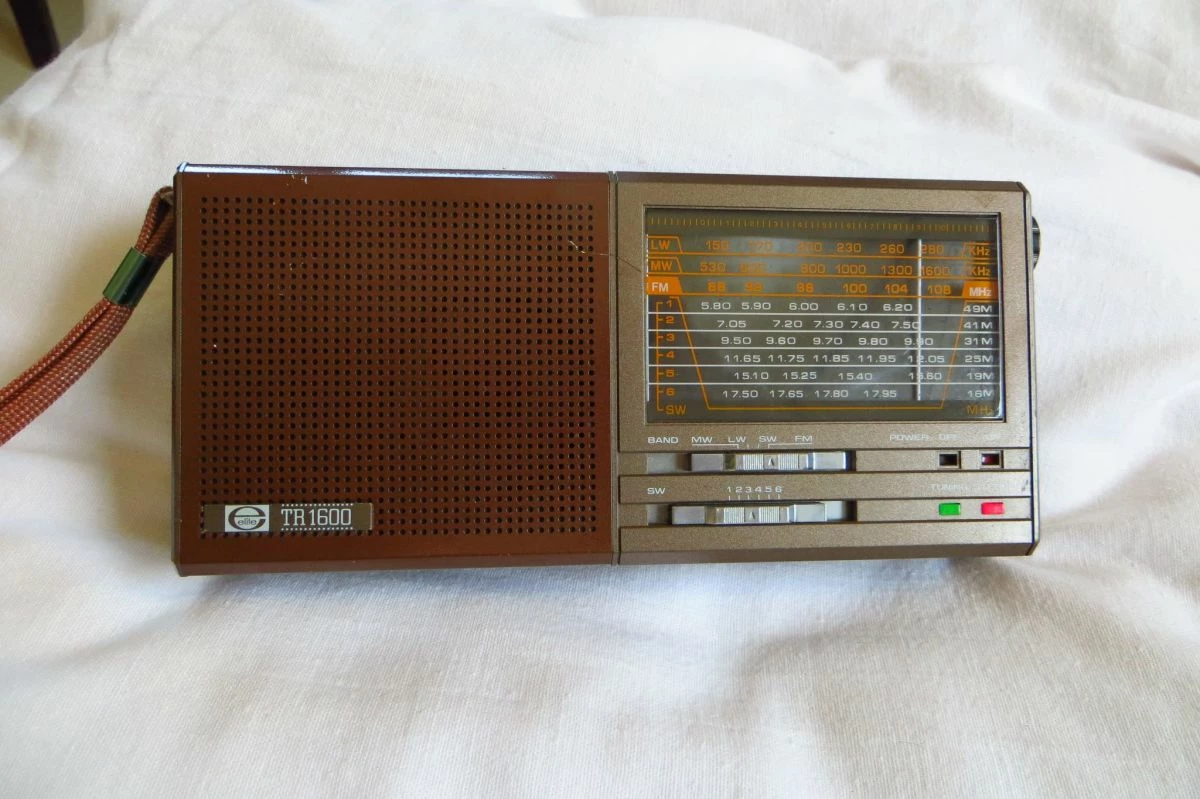 Vendora Electronic TR 1600. MW/LW/SW1...6/FM 9-Band Radio With Stereo Receiver, LED-Anzeigen Μικρό ραδιόφωνο, σε πάρα πολύ καλή κατάσταση. Πλήρες λειτουργικό. 3 Vendora Electronic TR 1600. MW/LW/SW1...6/FM 9-Band Radio With Stereo Receiver, LED-Anzeigen Μικρό ραδιόφωνο, σε πάρα πολύ καλή κατάσταση. Πλήρες λειτουργικό.