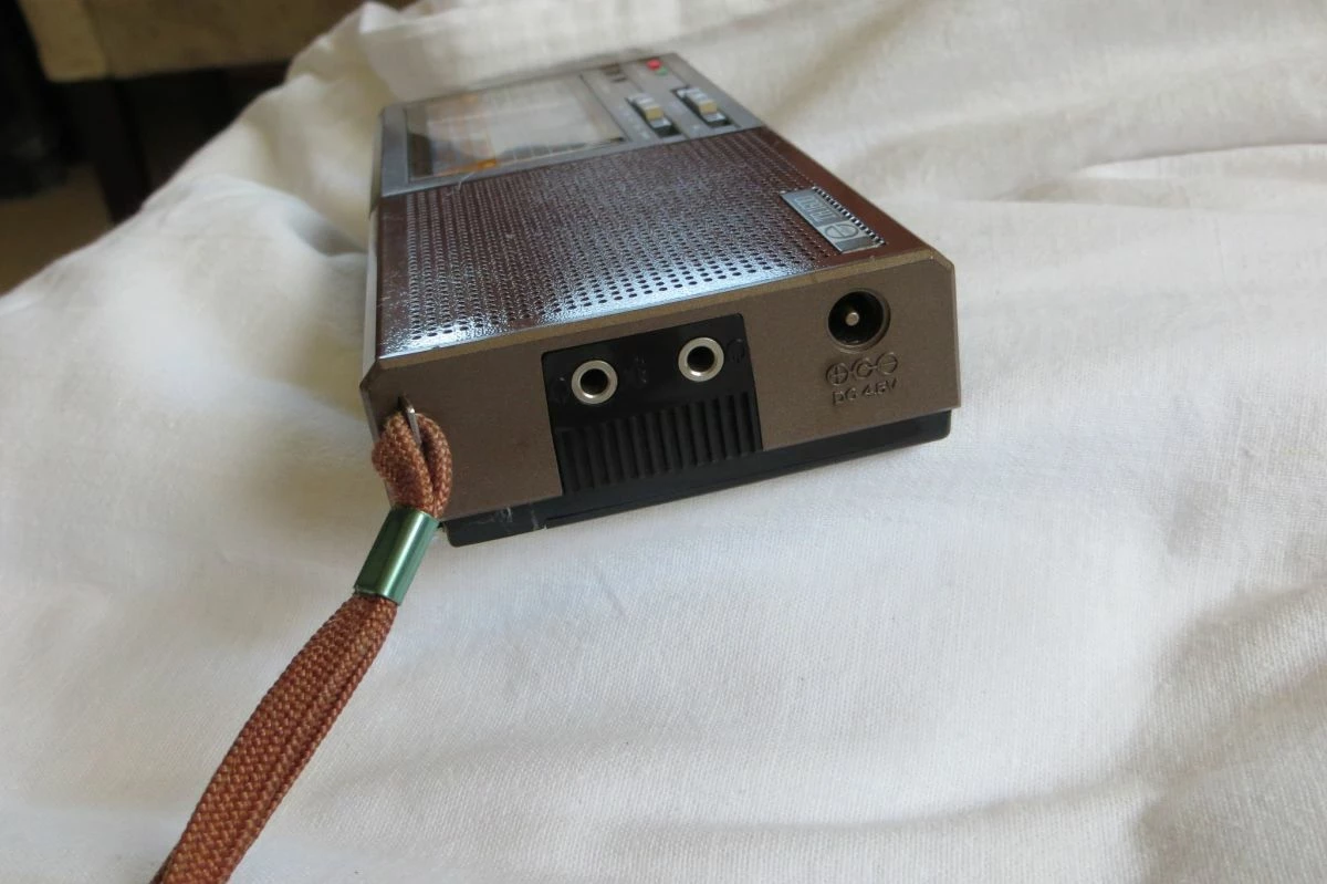 Vendora Electronic TR 1600. MW/LW/SW1...6/FM 9-Band Radio With Stereo Receiver, LED-Anzeigen Μικρό ραδιόφωνο, σε πάρα πολύ καλή κατάσταση. Πλήρες λειτουργικό. 5 Vendora Electronic TR 1600. MW/LW/SW1...6/FM 9-Band Radio With Stereo Receiver, LED-Anzeigen Μικρό ραδιόφωνο, σε πάρα πολύ καλή κατάσταση. Πλήρες λειτουργικό. - Image 3