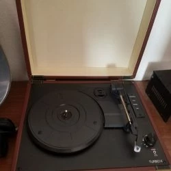 Vendora Πικαπ βαλιτσα. Εχει δικα του ηχεια συνδεεται με αλλα ηχεια κ ενισχυτες κ με ακουστικα.Παιζει κ Bluetooth κ μεταφερει τα βινυλια σας σε στικακι Usb. Μερικα βινυλια δωρο