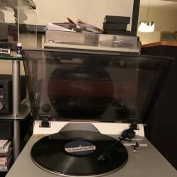 Vendora Πωλείται το Πικαπ AKAI AP-A2 Direct Drive