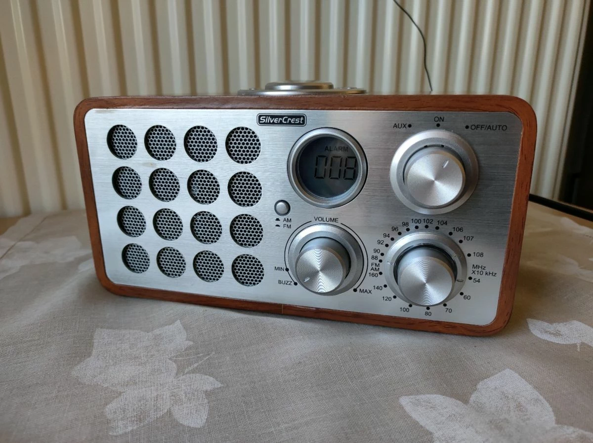 Vendora Ραδιόφωνο ρετρό, Silver Crest ρεύματος. Διαστάσεις 22x13x11 εκατοστά. ( μήκος X πλάτος X ύψος) 12 Vendora Ραδιόφωνο ρετρό, Silver Crest ρεύματος. Διαστάσεις 22x13x11 εκατοστά. ( μήκος X πλάτος X ύψος) - Image 10
