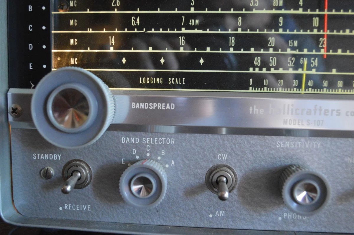 Vendora ΔΕΚΤΗΣ ΡΑΔΙΟΦΩΝΟΥ HALLICRAFTERS S-107 ΚΑΤΑΣΚΕΥΑΣΜΕΝΟΣ ΤΗΝ ΔΕΚΑΕΤΙΑ ΤΟΥ 1960 ΣΤΙΣ ΗΠΑ ΑΧΡΗΣΙΜΟΠΟΙΗΤΟΣ ΣΤΟ ΚΟΥΤΙ ΤΟΥ ΣΕ ΑΡΙΣΤΗ ΚΑΤΑΣΤΑΣΗ 7 Vendora ΔΕΚΤΗΣ ΡΑΔΙΟΦΩΝΟΥ HALLICRAFTERS S-107 ΚΑΤΑΣΚΕΥΑΣΜΕΝΟΣ ΤΗΝ ΔΕΚΑΕΤΙΑ ΤΟΥ 1960 ΣΤΙΣ ΗΠΑ ΑΧΡΗΣΙΜΟΠΟΙΗΤΟΣ ΣΤΟ ΚΟΥΤΙ ΤΟΥ ΣΕ ΑΡΙΣΤΗ ΚΑΤΑΣΤΑΣΗ - Image 5