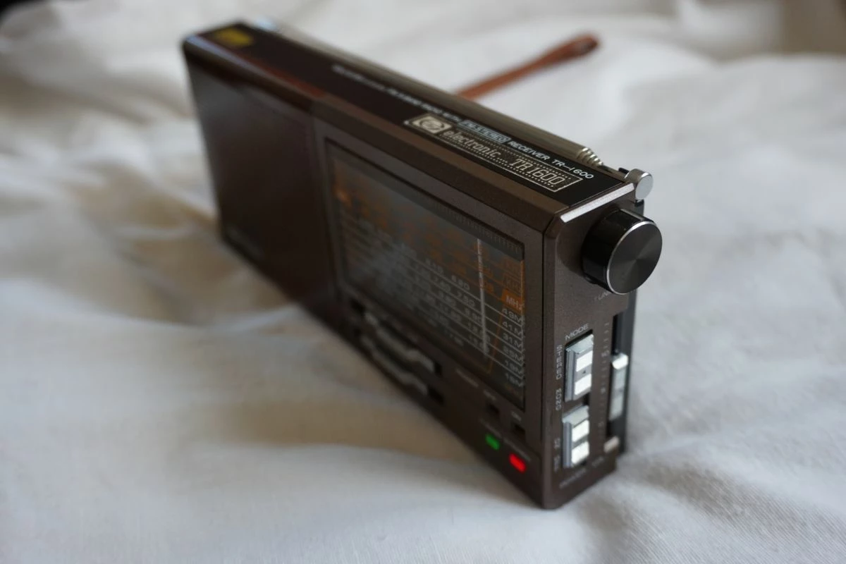 Vendora Electronic TR 1600. MW/LW/SW1...6/FM 9-Band Radio With Stereo Receiver, LED-Anzeigen Μικρό ραδιόφωνο, σε πάρα πολύ καλή κατάσταση. Πλήρες λειτουργικό. 8 Vendora Electronic TR 1600. MW/LW/SW1...6/FM 9-Band Radio With Stereo Receiver, LED-Anzeigen Μικρό ραδιόφωνο, σε πάρα πολύ καλή κατάσταση. Πλήρες λειτουργικό. - Image 6