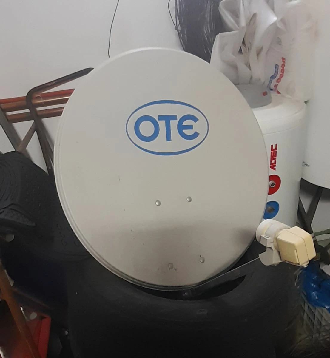 Vendora Δορυφορικό πιάτο ΟΤΕ με μεταλλική βάση στήριξης. 3 Vendora Δορυφορικό πιάτο ΟΤΕ με μεταλλική βάση στήριξης.