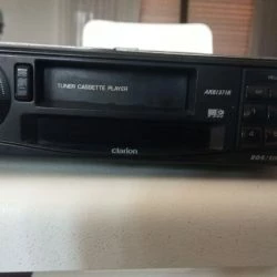 Vendora κασετόφωνο Clarion 50watt ,αριστο με αντικλεπτικη προσοψη