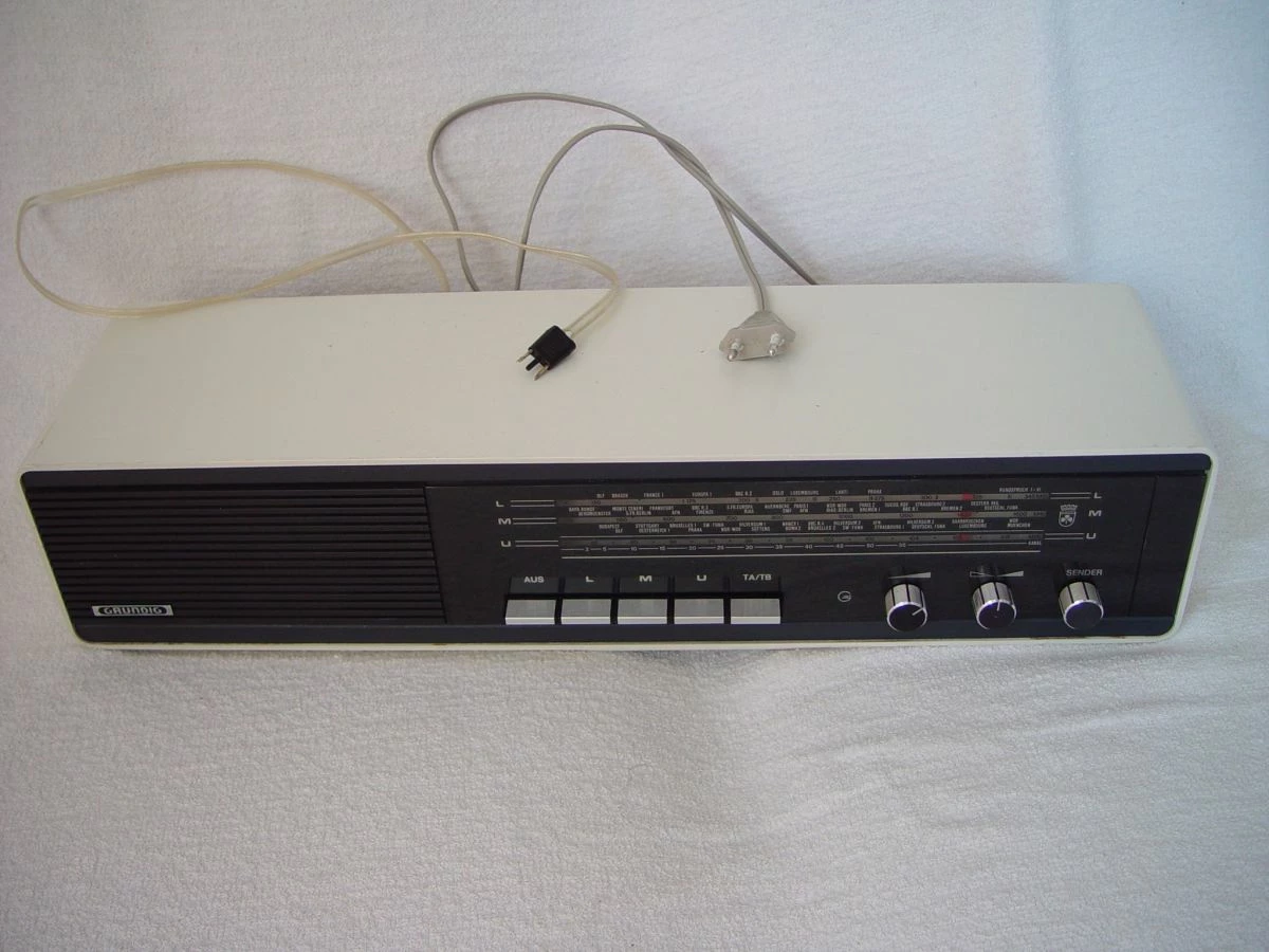 Vendora Grundig RF410 Made In Grmani. 5 Vendora Grundig RF410 Made In Grmani. - Image 3