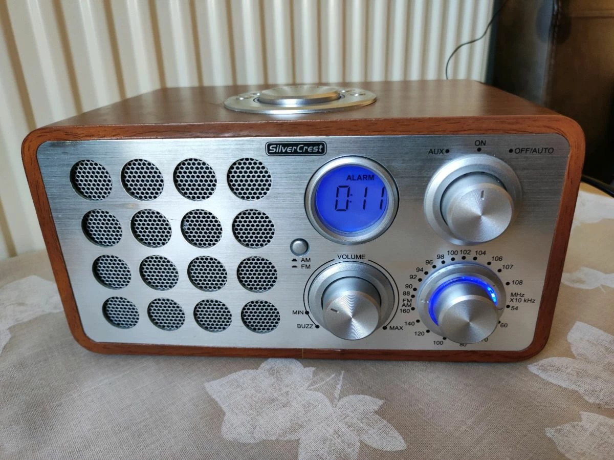 Vendora Ραδιόφωνο ρετρό, Silver Crest ρεύματος. Διαστάσεις 22x13x11 εκατοστά. ( μήκος X πλάτος X ύψος) 3 Vendora Ραδιόφωνο ρετρό, Silver Crest ρεύματος. Διαστάσεις 22x13x11 εκατοστά. ( μήκος X πλάτος X ύψος)