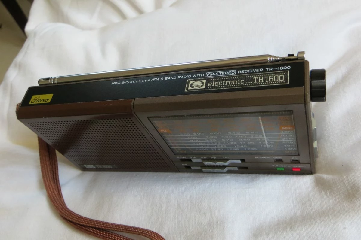 Vendora Electronic TR 1600. MW/LW/SW1...6/FM 9-Band Radio With Stereo Receiver, LED-Anzeigen Μικρό ραδιόφωνο, σε πάρα πολύ καλή κατάσταση. Πλήρες λειτουργικό. 4 Vendora Electronic TR 1600. MW/LW/SW1...6/FM 9-Band Radio With Stereo Receiver, LED-Anzeigen Μικρό ραδιόφωνο, σε πάρα πολύ καλή κατάσταση. Πλήρες λειτουργικό. - Image 2