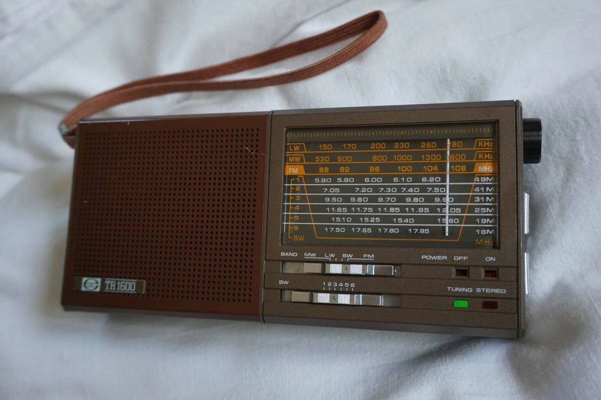 Vendora Electronic TR 1600. MW/LW/SW1...6/FM 9-Band Radio With Stereo Receiver, LED-Anzeigen Μικρό ραδιόφωνο, σε πάρα πολύ καλή κατάσταση. Πλήρες λειτουργικό. 12 Vendora Electronic TR 1600. MW/LW/SW1...6/FM 9-Band Radio With Stereo Receiver, LED-Anzeigen Μικρό ραδιόφωνο, σε πάρα πολύ καλή κατάσταση. Πλήρες λειτουργικό. - Image 10