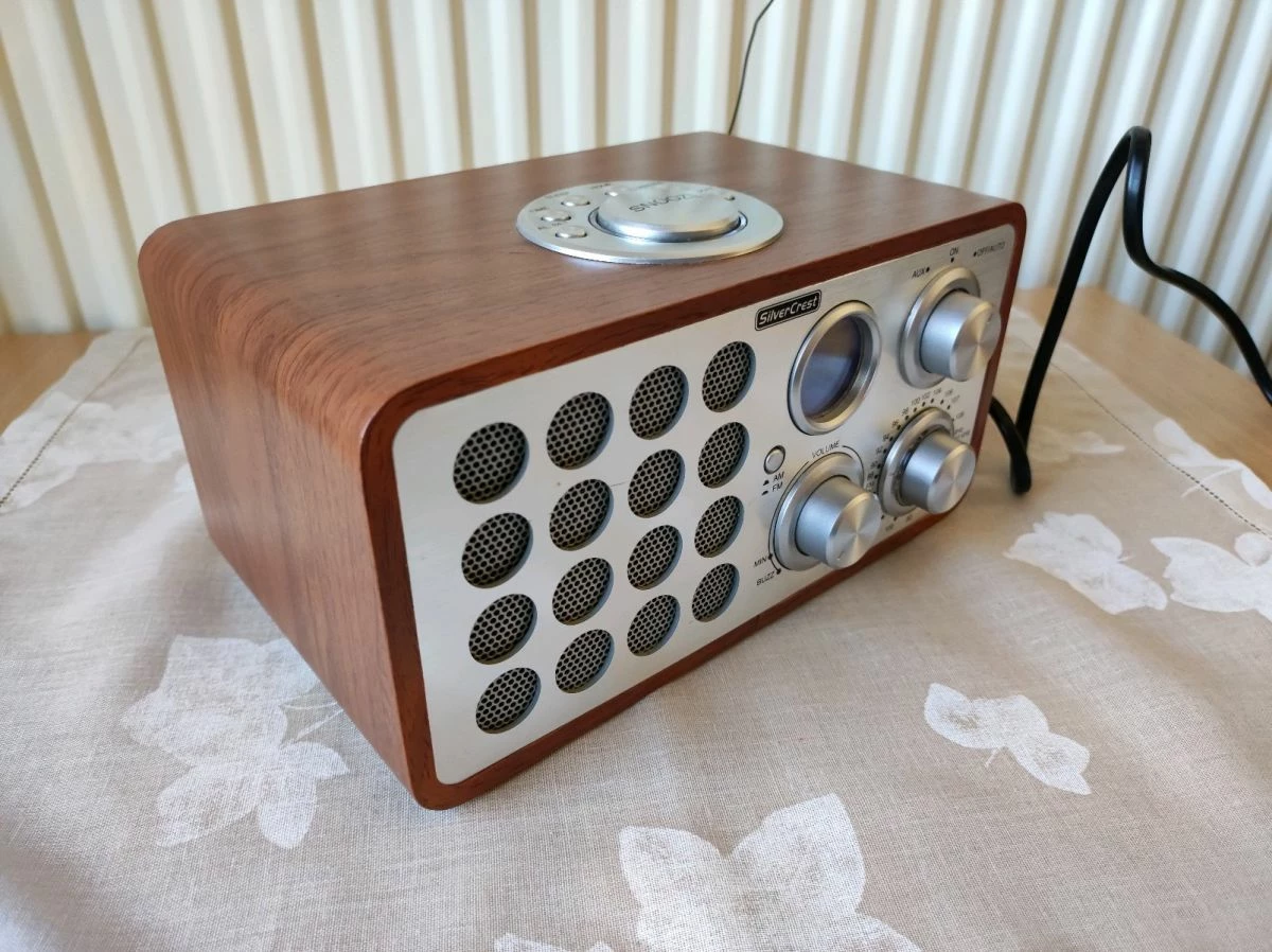Vendora Ραδιόφωνο ρετρό, Silver Crest ρεύματος. Διαστάσεις 22x13x11 εκατοστά. ( μήκος X πλάτος X ύψος) 9 Vendora Ραδιόφωνο ρετρό, Silver Crest ρεύματος. Διαστάσεις 22x13x11 εκατοστά. ( μήκος X πλάτος X ύψος) - Image 7