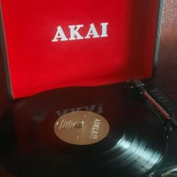 Vendora Akai ATT-E10 Pick-up Βαλιτσάκι Πικάπ με Ενσωματωμένα Ηχεία Μαύρο