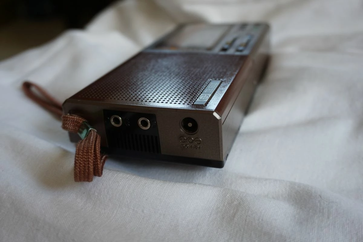 Vendora Electronic TR 1600. MW/LW/SW1...6/FM 9-Band Radio With Stereo Receiver, LED-Anzeigen Μικρό ραδιόφωνο, σε πάρα πολύ καλή κατάσταση. Πλήρες λειτουργικό. 13 Vendora Electronic TR 1600. MW/LW/SW1...6/FM 9-Band Radio With Stereo Receiver, LED-Anzeigen Μικρό ραδιόφωνο, σε πάρα πολύ καλή κατάσταση. Πλήρες λειτουργικό. - Image 11