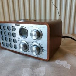 Vendora Ραδιόφωνο ρετρό, Silver Crest ρεύματος. Διαστάσεις 22x13x11 εκατοστά. ( μήκος X πλάτος X ύψος) 15 Vendora Ραδιόφωνο ρετρό, Silver Crest ρεύματος. Διαστάσεις 22x13x11 εκατοστά. ( μήκος X πλάτος X ύψος) -Vendora shop e3e5049a7267903f3bd98cee52b8692458b78b09 xl