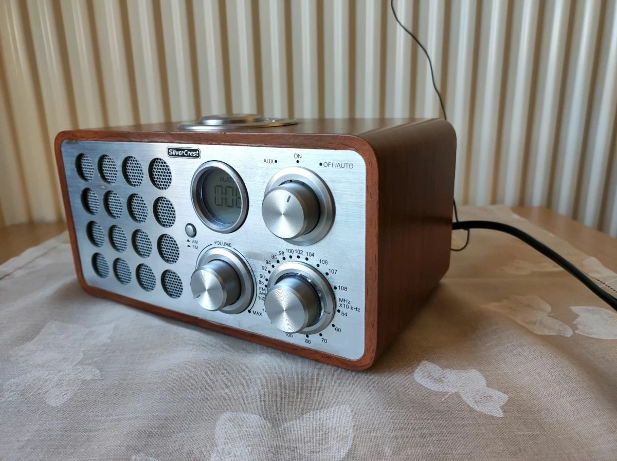 Vendora Ραδιόφωνο ρετρό, Silver Crest ρεύματος. Διαστάσεις 22x13x11 εκατοστά. ( μήκος X πλάτος X ύψος) 6 Vendora Ραδιόφωνο ρετρό, Silver Crest ρεύματος. Διαστάσεις 22x13x11 εκατοστά. ( μήκος X πλάτος X ύψος) - Image 4