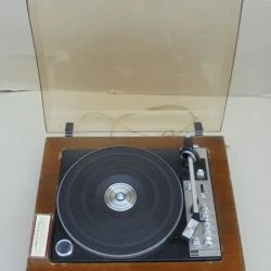 Vendora Πικαπ "BSR Din 45500 HiFi", σε λειτουργία.